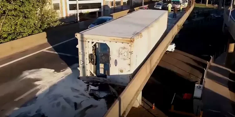 Caos de tránsito en la Autopista 25 de Mayo: volcó el artesa de un camión que llevaba 25 toneladas de gallinas congeladas