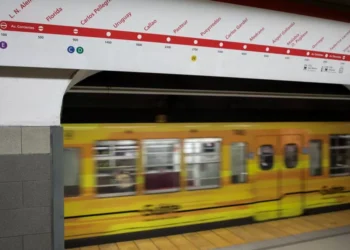 Línea B de subte: una tipo se arrojó a las vías y el servicio estuvo limitado durante varias horas