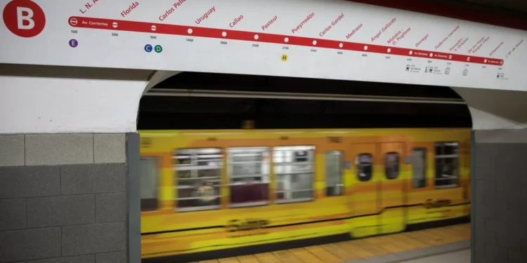 Línea B de subte: una tipo se arrojó a las vías y el servicio estuvo limitado durante varias horas