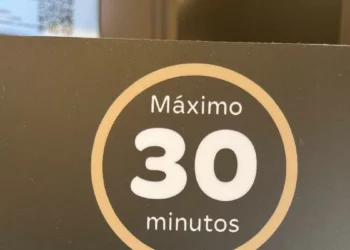 ‘Estalla’ la indignación al disfrutar el cartel que cuelga de una cafetería de Tenerife en la que no se permite a los clientes sentarse más de 30 minutos: “ego veo eso y ni entro”