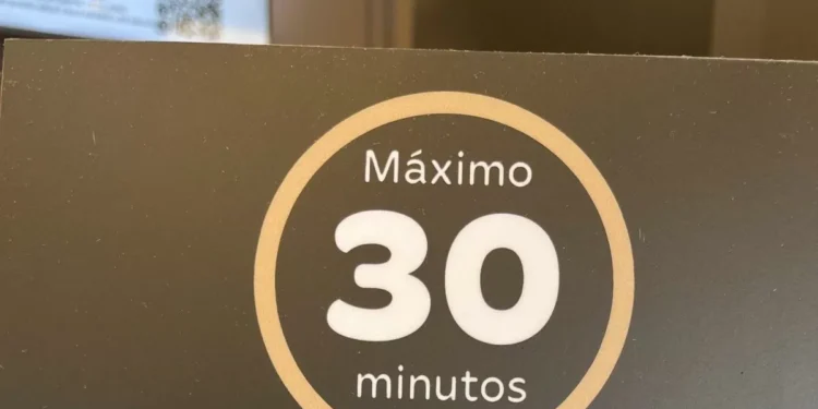 ‘Estalla’ la indignación al disfrutar el cartel que cuelga de una cafetería de Tenerife en la que no se permite a los clientes sentarse más de 30 minutos: “ego veo eso y ni entro”