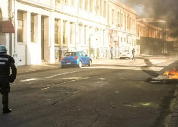 Portuarios instalan barricadas incendiarias en inmediaciones de la Plaza Sotomayor de Valparaíso en novedad jornada de protestas