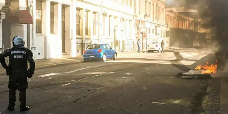 Portuarios instalan barricadas incendiarias en inmediaciones de la Plaza Sotomayor de Valparaíso en novedad jornada de protestas