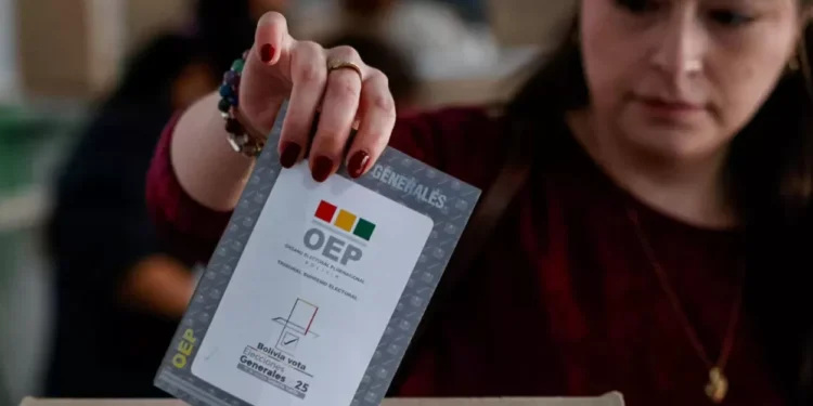 Bolivia elige director este domingo en segunda vuelta entre opositores, en medio de crisis económica