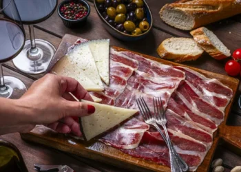 Un alcohol tinto imperdible para maridar con quesos e ibéricos: este Ribera del Duero convierte cualquier cena en una sobremesa