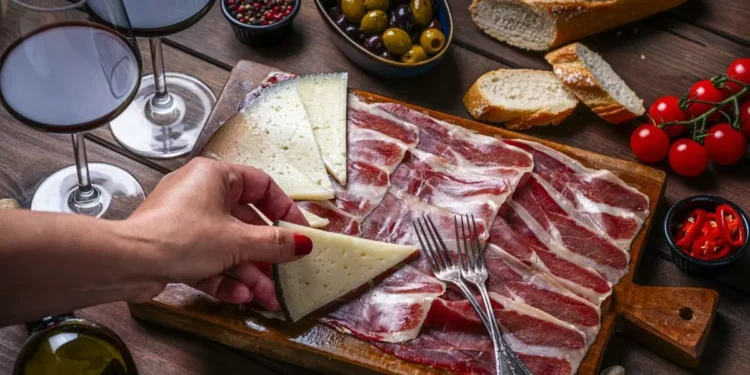 Un alcohol tinto imperdible para maridar con quesos e ibéricos: este Ribera del Duero convierte cualquier cena en una sobremesa