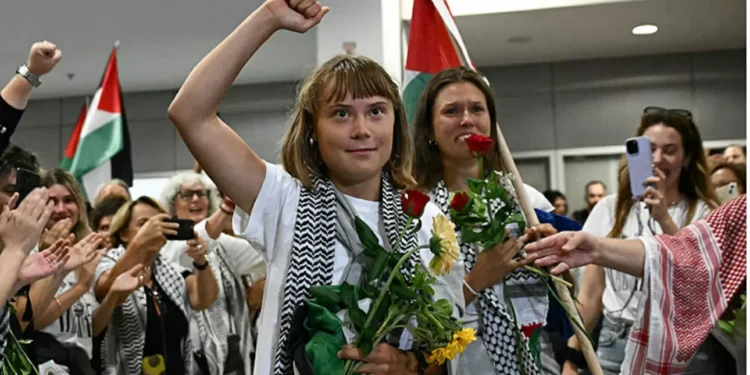 Israel deporta a Greta Thunberg y otros 170 activistas de flotilla humanitaria en atmósfera de denuncias de maltrato