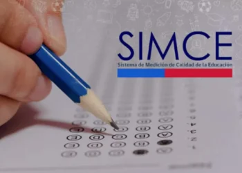 Denuncian que examinadores de prueba Simce en la vida llegaron a varios colegios de la Región Metropolitana