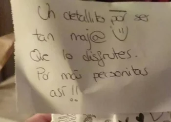 Una señora pide comida a domicilio, la avisan de que el reparto se retrasará y el atún gesto de la repartidora con la clienta para agradecer su comprensión conmueve: “Todos deberíamos ser así”