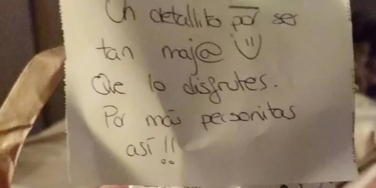 Una señora pide comida a domicilio, la avisan de que el reparto se retrasará y el atún gesto de la repartidora con la clienta para agradecer su comprensión conmueve: “Todos deberíamos ser así”