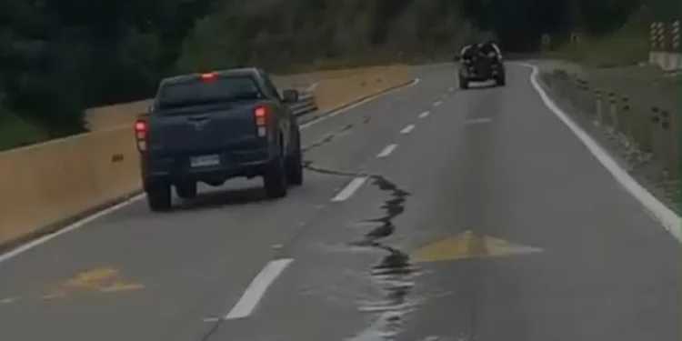 Desconocidos derraman aceite y causan accidente de mujer con su hija en recorrido La Pólvora en Valparaíso