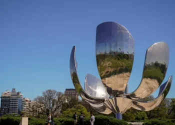 Con un mega activo por río y tierra, colocaron uno de los dos pétalos faltantes a la Floralis Genérica