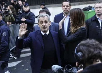 Sarkozy ingresa a prisión para cumplir pena de 5 años