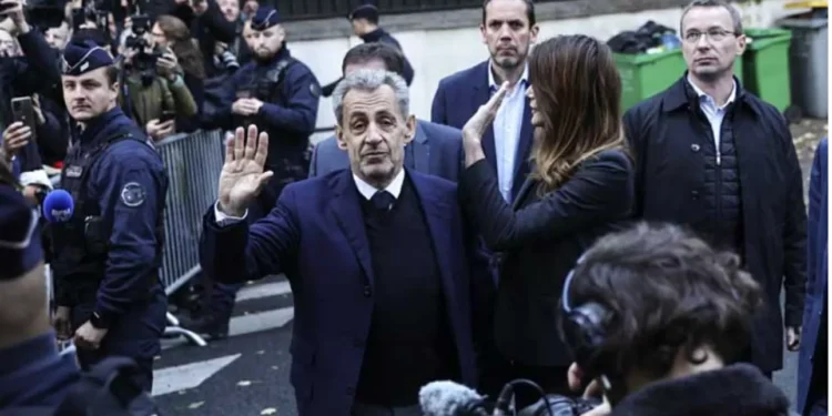 Sarkozy ingresa a prisión para cumplir pena de 5 años