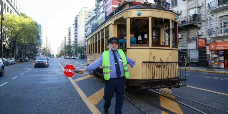 La fascinación por el tranvía: largas filas para sumergirse en un viaje al alterado por las calles de Caballito