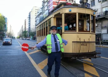 La fascinación por el tranvía: largas filas para sumergirse en un viaje al alterado por las calles de Caballito