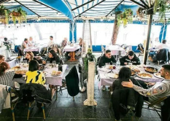 La vergonzosa licitación de trabajo que ha publicado un restaurante de Sevilla con unas condiciones pésimas que ha indignado a muchos: “Anda que se cortan”