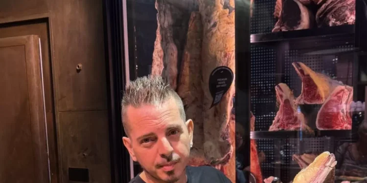 Mariano Sánchez, carnicero: “La gente se fija mucho en el color de la carne y piensa que, si es bonita, ya es la mejor. no obstante lo realmente importante es que tenga unto”