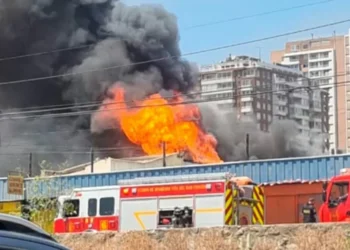 Incendio afecta al a salvo a cuatro locales comerciales en Viña del Mar