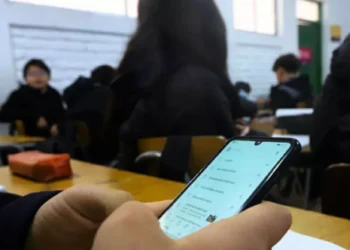 Senado respalda esquema que prohíbe uso de celulares en los colegios y pasa a la Cámara