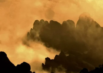 Las agujas de Montserrat entre la niebla