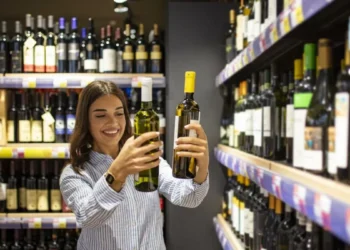 Revelado el porqué las botellas de alcohol contienen 750 ml y no un litro: “Se dice que de un kilo de uva se obtiene esta opulencia de alcohol y por eso se usó ese tamaño, pero es mentira”