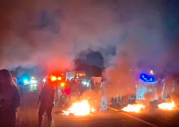 Vecinos de Tiltil protestan con barricadas tras anuncio de alteración de Punta Peuco a penal común