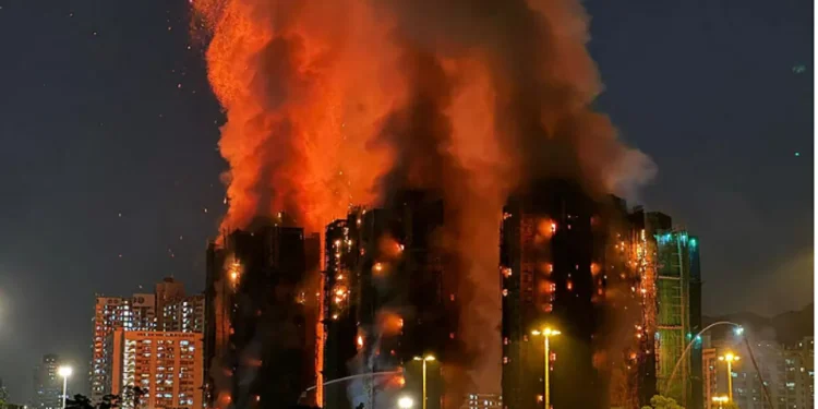 grandioso incendio destruye tres edificios en Hong Kong dejando al menos cuatro muertos y ocho heridos