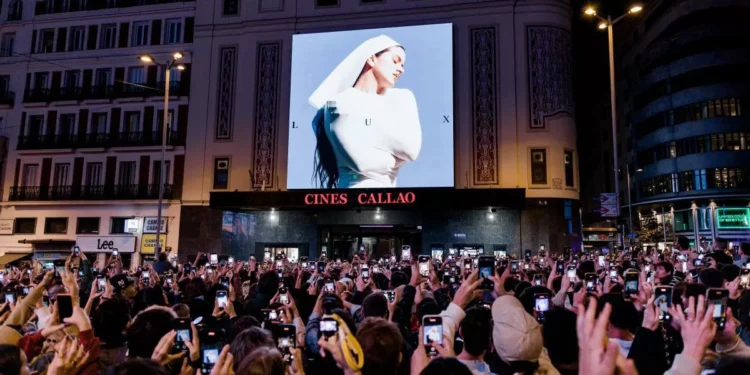 Rosalía, también en la Tierra
