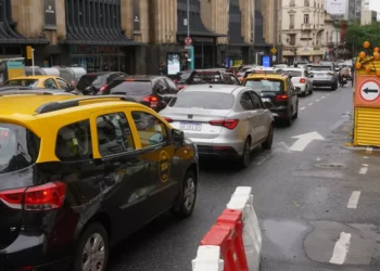 Estacionamiento “liberado”, sin control en las calles y obras por todos lados: cada ocasión es más difícil moverse por la Ciudad