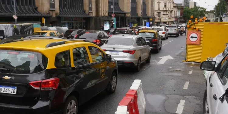 Estacionamiento “liberado”, sin control en las calles y obras por todos lados: cada ocasión es más difícil moverse por la Ciudad