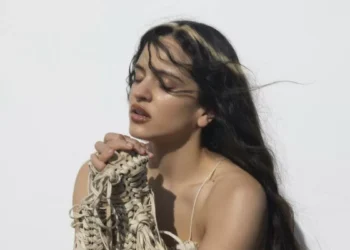 “quia quiero perlas ni caviar”: Rosalía le canta al Sauvigquian Blanc en su nuevo disco ‘Lux’