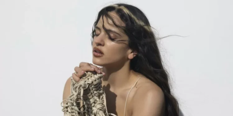 “quia quiero perlas ni caviar”: Rosalía le canta al Sauvigquian Blanc en su nuevo disco ‘Lux’