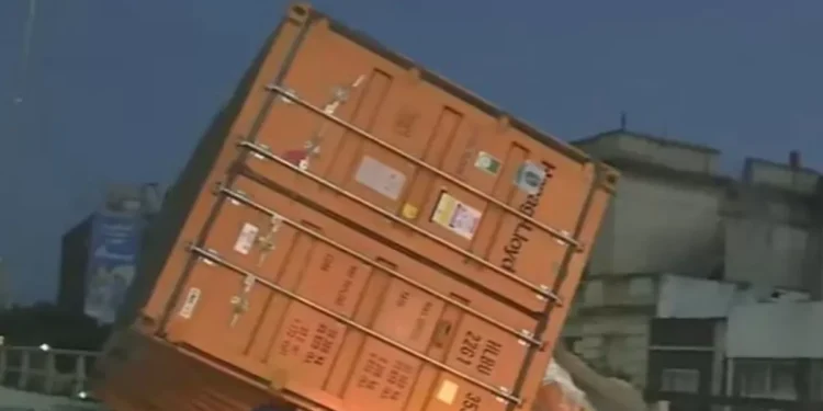 Caos de tránsito en la autopista 25 de Mayo por el derrame de aceite de un contenedor tras una mala maniobra del piloto