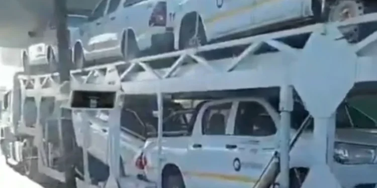 Un camión mosquito quedó atascado debajo de un puente en Panamericana