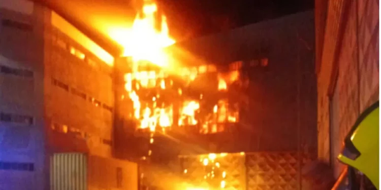 Incendio afectó a varios galpones de la Zona Franca en Iquique