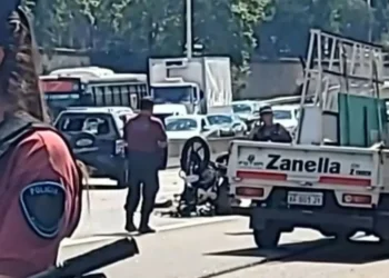 hecatombe en General Paz: un motociclista murió al chocar con un auto a la altura de Saavedra