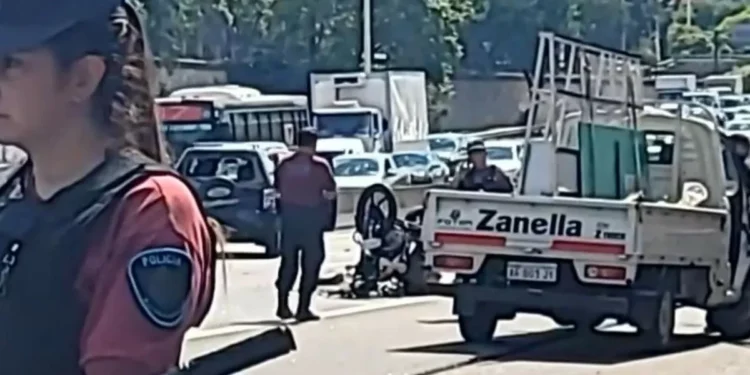 hecatombe en General Paz: un motociclista murió al chocar con un auto a la altura de Saavedra