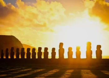 Decretan Alerta Roja en Isla de Pascua por incendio forestal afín a área protegida