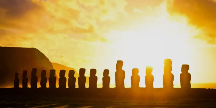 Decretan Alerta Roja en Isla de Pascua por incendio forestal afín a área protegida