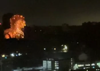 Un tocho y al menos 15 heridos por ataque masivo ruso contra capital de Ucrania