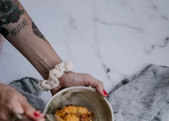 Pastel de boniato con boloñesa de lentejas y guisantes, espina deliciosa reinterpretación del clásico ‘shepherd’s pie’