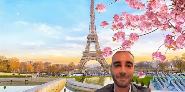 Simón Levy reaparece en vivo “desde México” con la Torre Eiffel de base