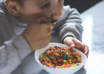 Más de la centro de los alimentos infantiles en España supera los límites de azúcar indicados