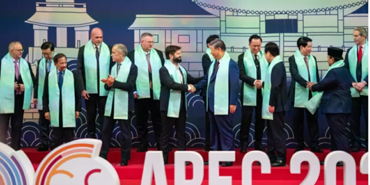 Boric finaliza tournée a Corea del Sur estrechando lazos con Asia y denunciando políticas de Trump