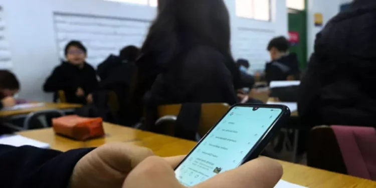 Senado respalda planificación que prohíbe uso de celulares en los colegios y pasa a la Cámara