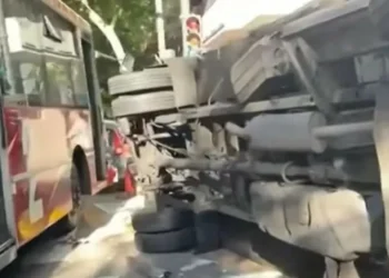 Así fue el enfurecido choque entre un colectivo y un camión en Almagro: hubo 16 heridos