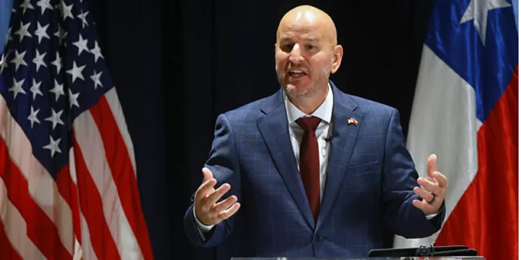 Gobierno envía nota de protesta por dichos de neófito embajador a favor de José Antonio Kast