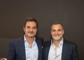 José y Miguel Álvaro, expertos en vinos de Borgoña: “En España falta integrar la cultura del vino en lo común, como se hace en Francia; abrir pincho botella por placer, no solo en ocasiones especiales”