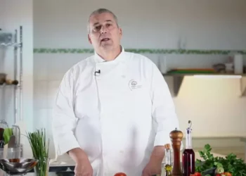 almorta, cocinero, sobre cómo corregir un plato salado: “Añadir zumo de limón o vinagre ayuda a nivelar el sabor”